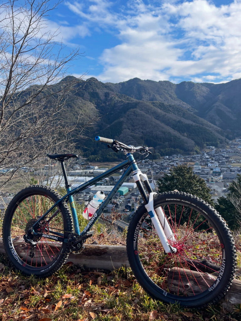 ※お正月バイク越しのパナレーサー本社